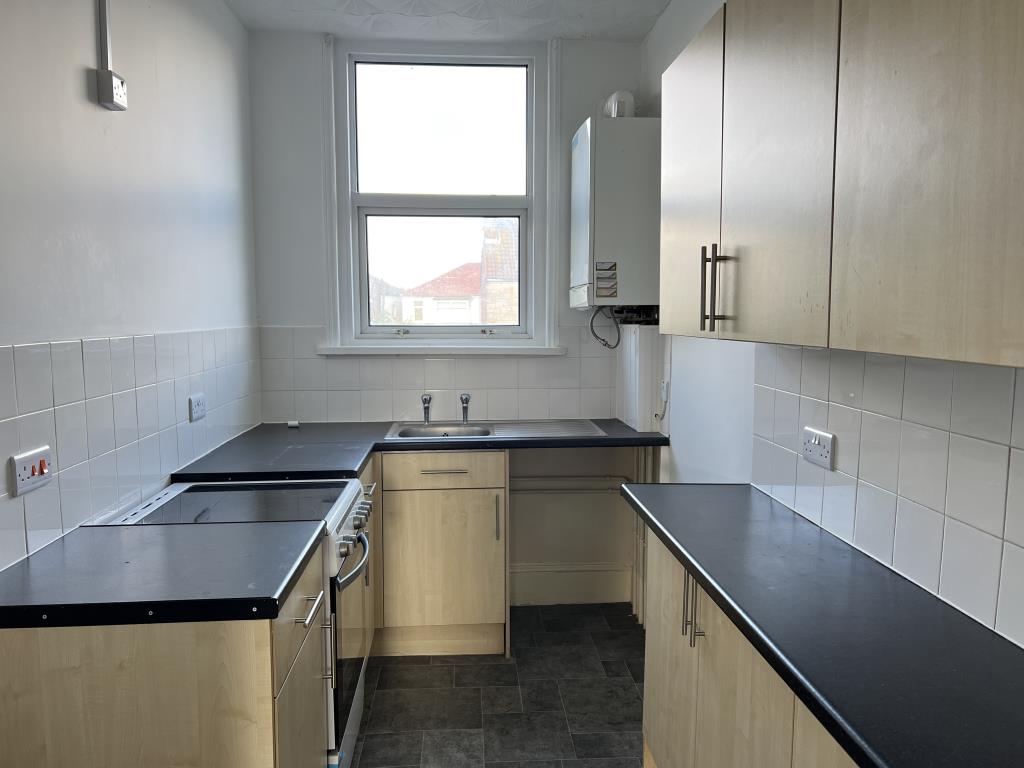 Lot: 138 - FREEHOLD BUILDING ARRANGED AS TWO FLATS FOR INVESTMENT - Kitchen of First Floor Flat
